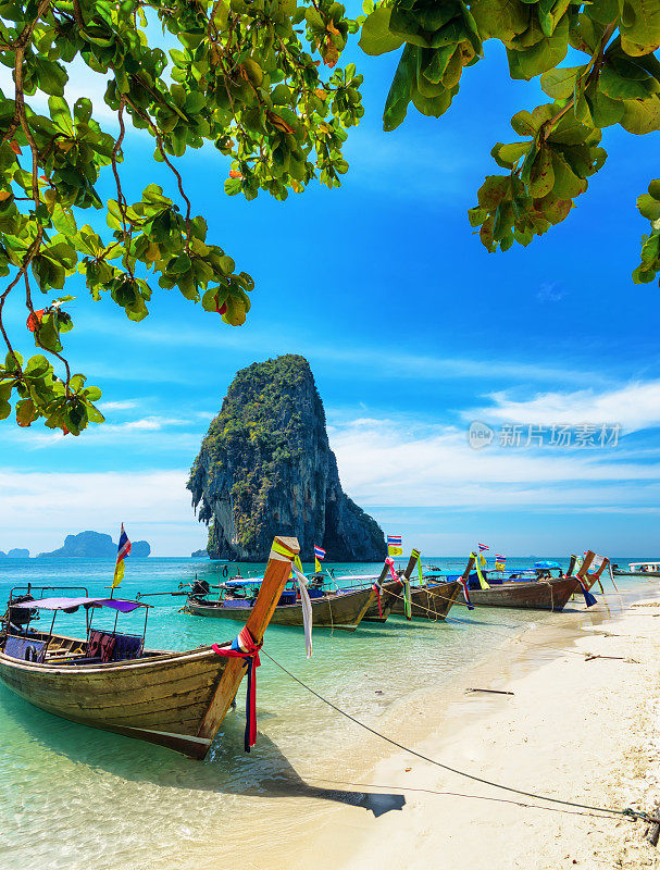 泰国Phra Nang海滩上的船只